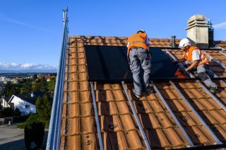 Si le prix des panneaux solaires semble trop beau pour être vrai ou que le démarcheur se montre trop insistant, la vigilance est de mise, avertit la Police cantonale vaudoise (image prétexte). KEYSTONE/JEAN-CHRISTOPHE BOTT